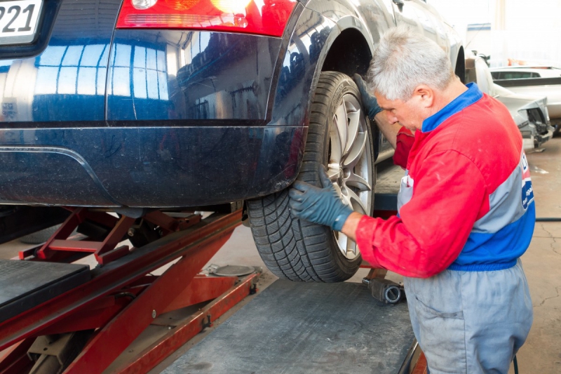 boutique-CARQUEIRANNE-min_auto_repair_repair_lift_auto_mechanic_work_clothes_master_professional_man_of_the_fold-685629